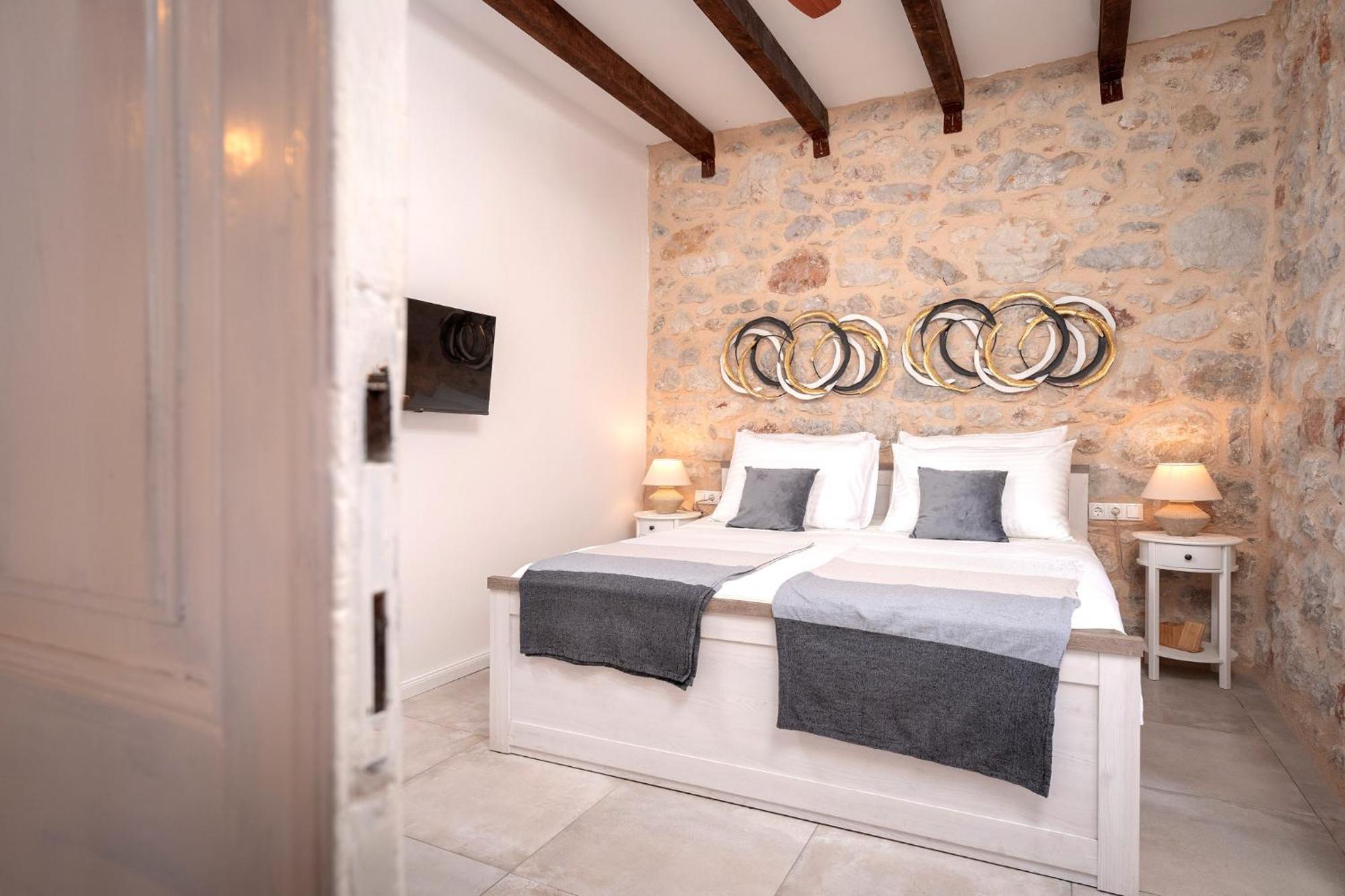 Apartment Skala With Hot Tub & Kala With Terrace Pitve