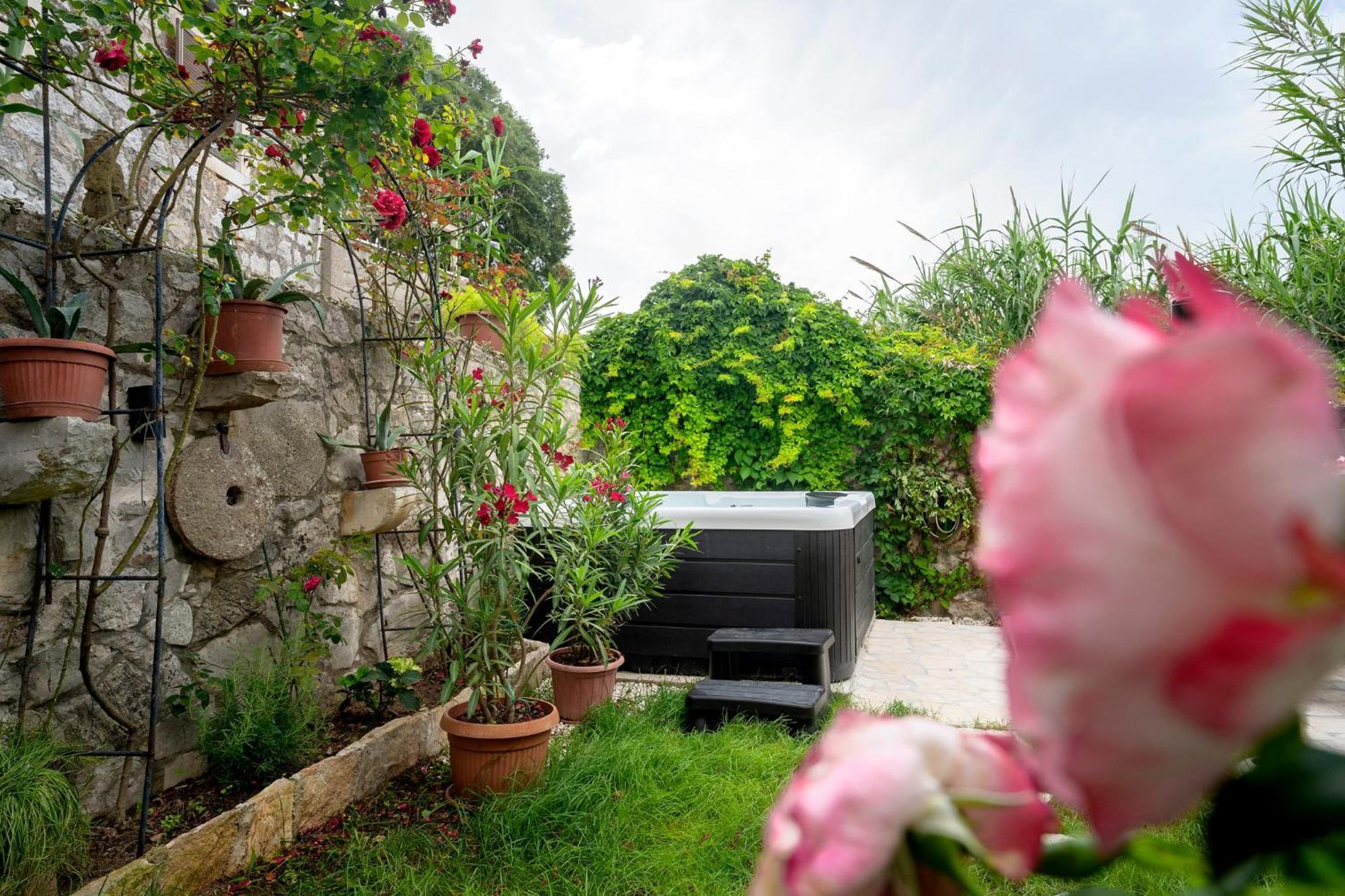 Apartment Skala With Hot Tub & Kala With Terrace