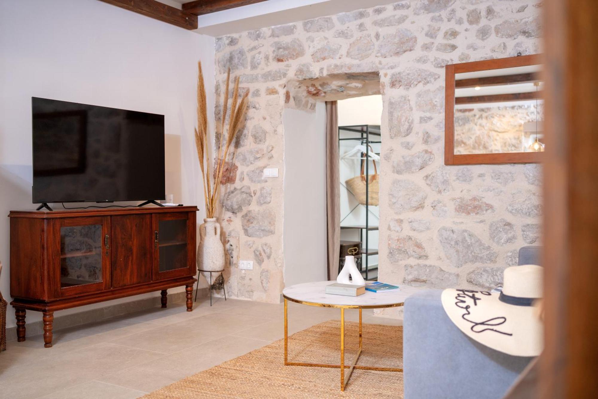 Apartment Skala With Hot Tub & Kala With Terrace Pitve
