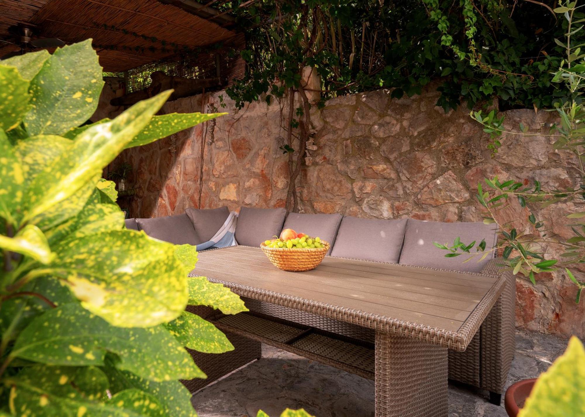 Skala With Hot Tub & Kala With Terrace Apartment Pitve