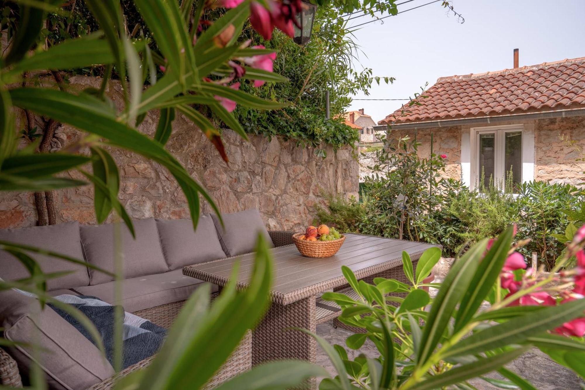 Apartment Skala With Hot Tub & Kala With Terrace Pitve
